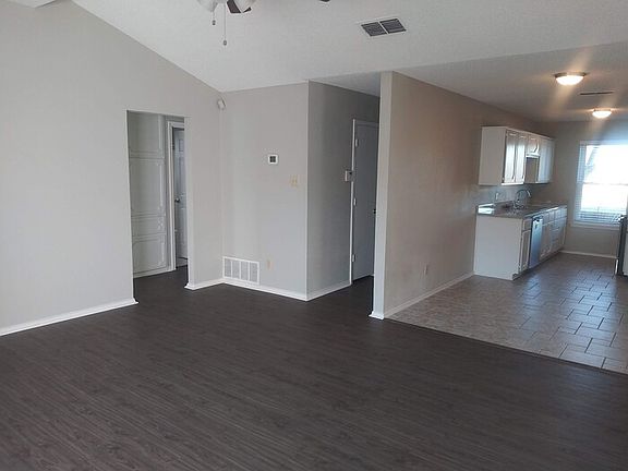 3rd image of 909 S Las Vegas Trl