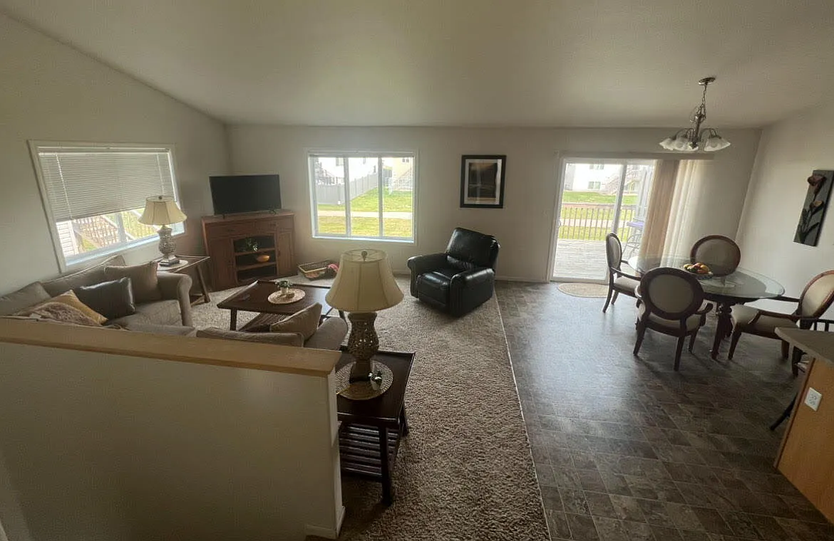 3 bed, 3.0 bath, 2200 sqft, $1,775 — Photo 3