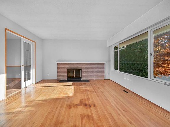 5th image of 332 Laurentian Cres