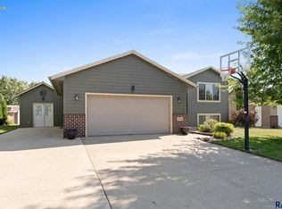 500 Cottonwood Dr, Harrisburg, SD 57032