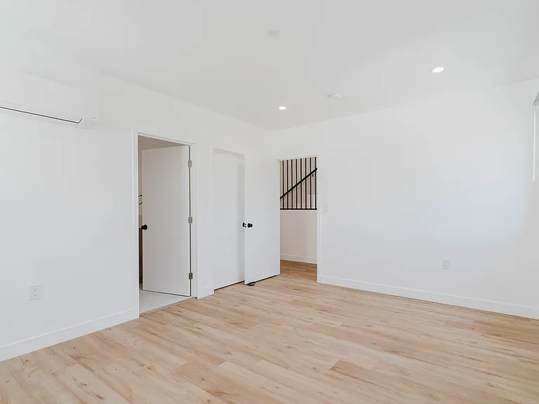 5654 1/2 Cartwright Ave — Photo 22