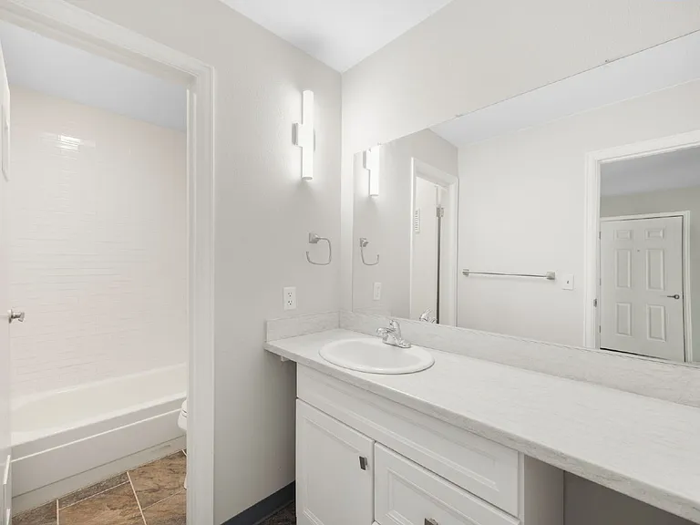 512 E Monroe Dr #D416 — Photo 9