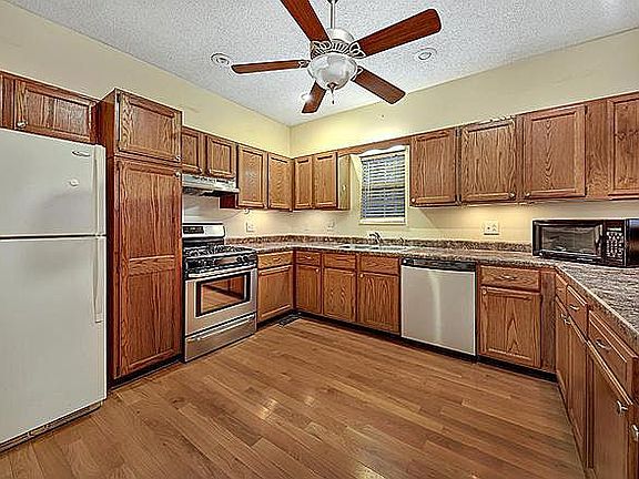 3rd image of 1726 Stone Hedge Dr