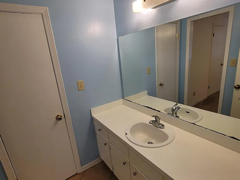 512 Lake Forest Blvd — Photo 6