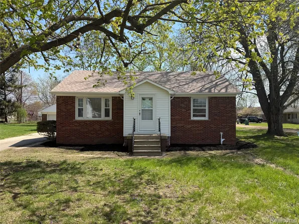 19527 Somers St, New Boston, MI 48164