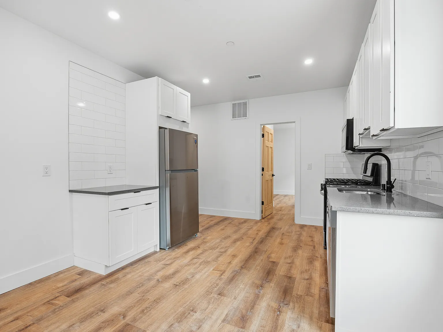 2 bed, 1300 sqft, $1,950 — Photo 1