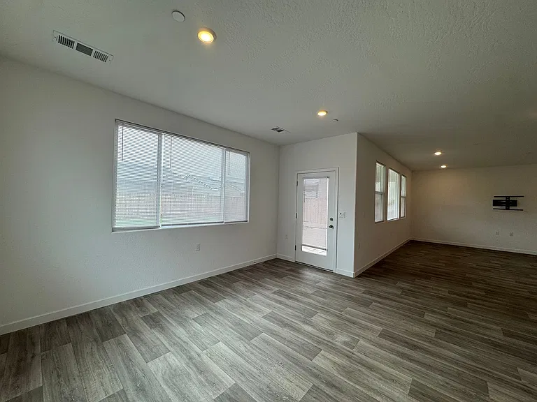 997 W Pioneer Dr — Photo 5