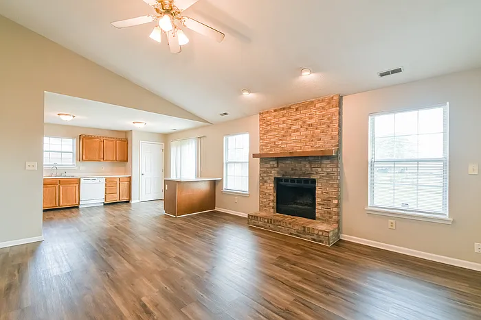 3 bed, 2.0 bath, 1200 sqft, $1,595 — Photo 3