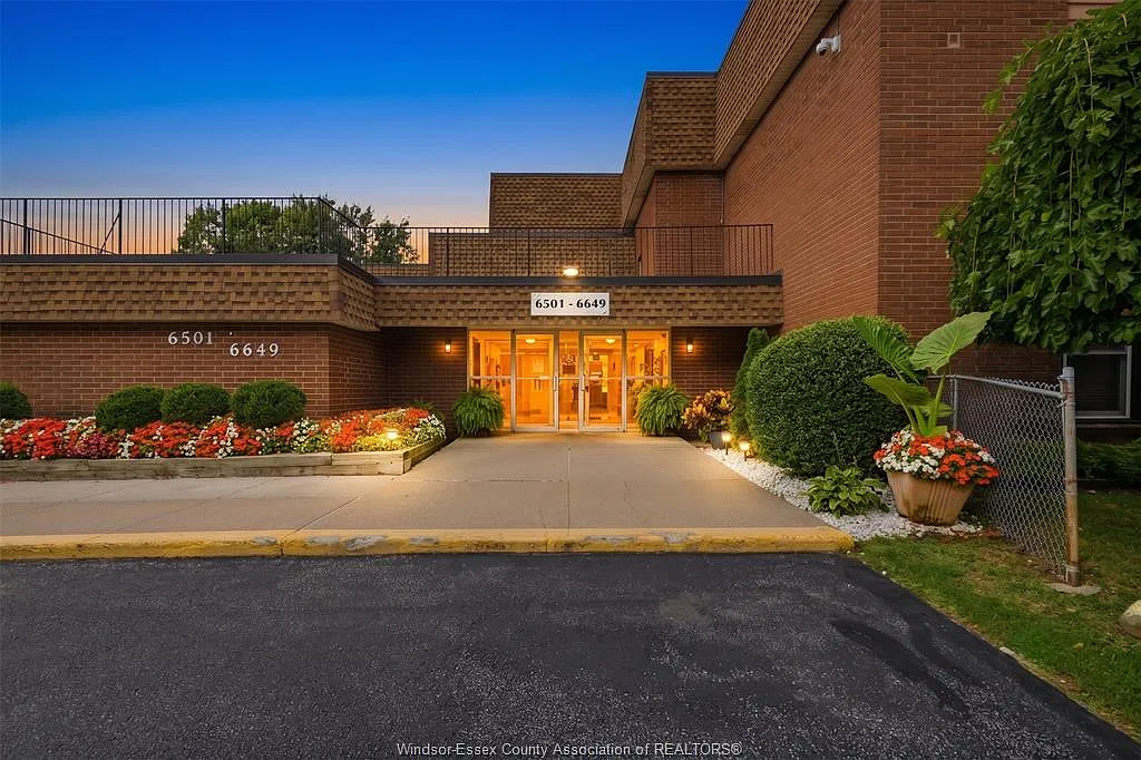 2 bed, 1.0 bath, $1,600 — Photo 2