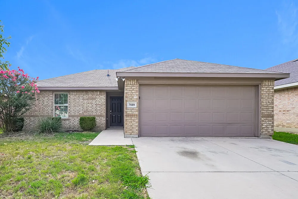 3 bed, 2.0 bath, 1400 sqft, $1,940 — Photo 1