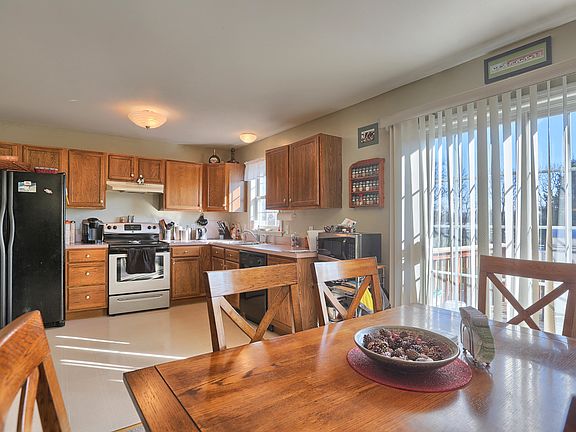 3rd image of 806 Knoll Dr