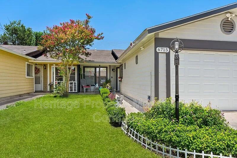 2 bed, 1.0 bath, 858 sqft, $1,450 — Photo 2