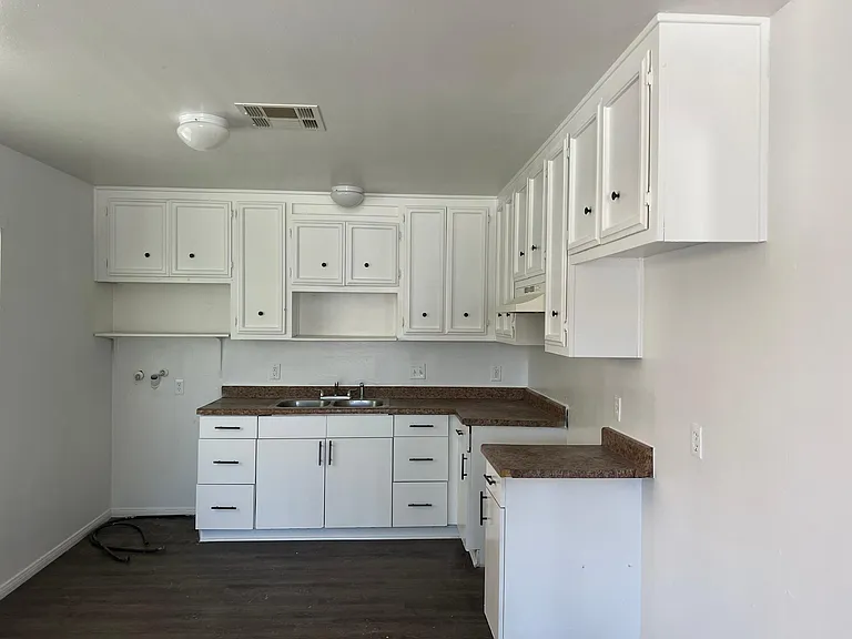 216 E 6th St #B — Photo 13
