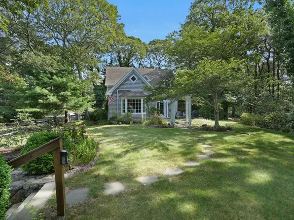 9 Grovedale Rd, Oak Bluffs, MA 02557