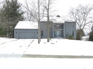 7612 Lindsay Ln, Solon, OH 44139