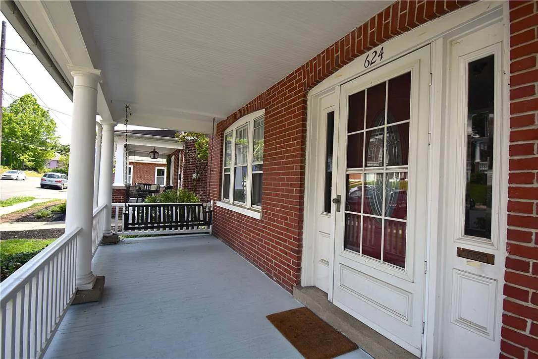 4 bed, 3.0 bath, 1651 sqft, $2,700 — Photo 2