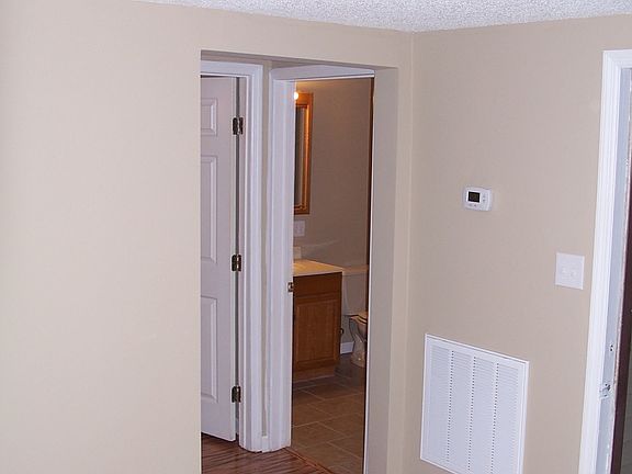 3rd image of 111 Elliott And Scott Cir #House