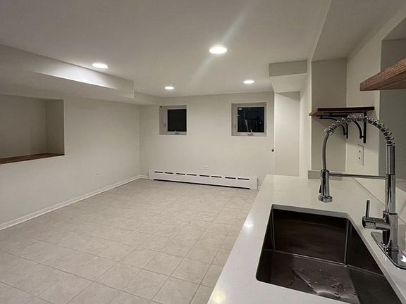 4th image of 2730 N Harding Ave #G