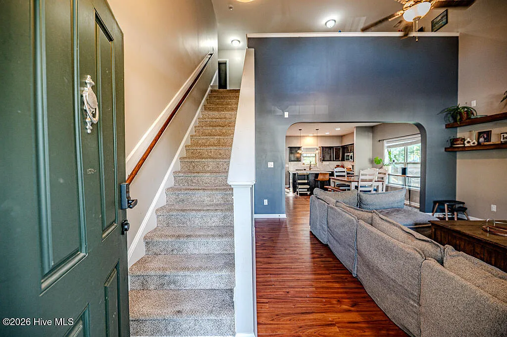 4 bed, 2.5 bath, 1987 sqft, $2,300 — Photo 3