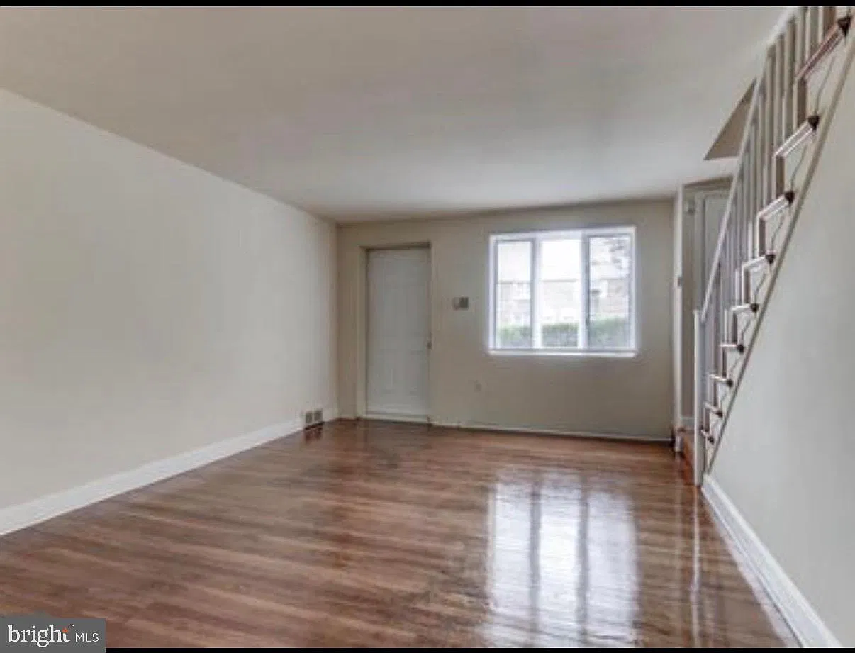 3 bed, 1.0 bath, 1152 sqft, $1,900 — Photo 1