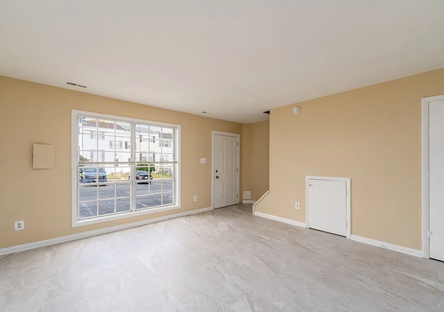3-Bedroom, 1.5 Bathroom Townhouse in Rosedale — Photo 2
