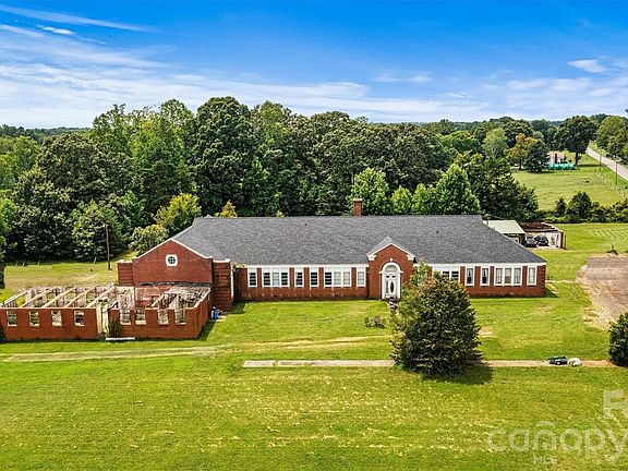 3rd image of 1318 Ostwalt Amity Rd