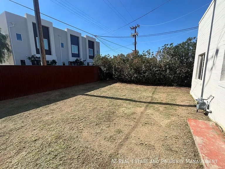 1649 E Oak St #8 — Photo 13