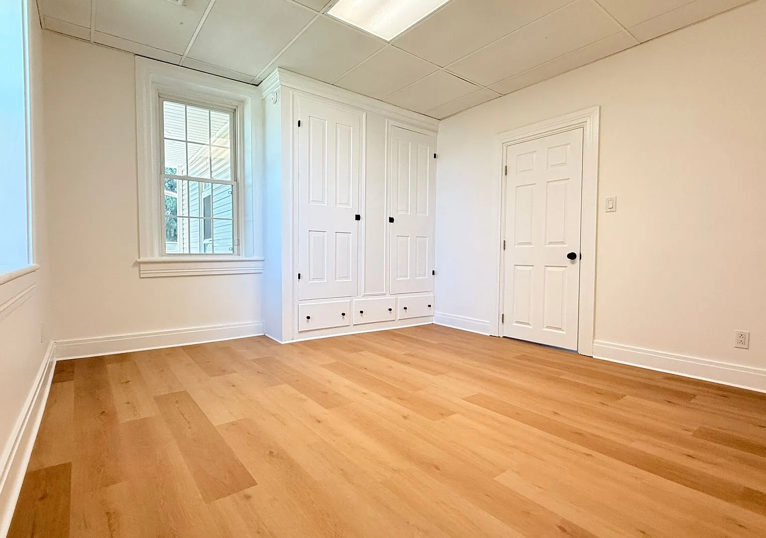 Renovated 2BR + Bonus Room | Garage | In-Unit Laundry | Covered Deck — Photo 4