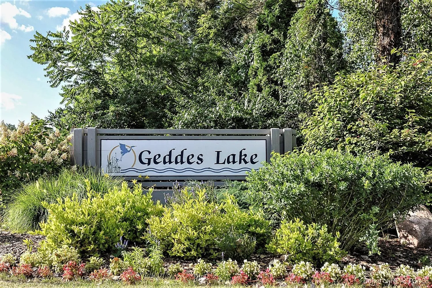 605 Watersedge Dr photo 1