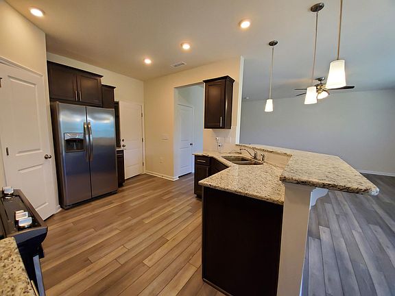 5th image of 148 Eagleson St