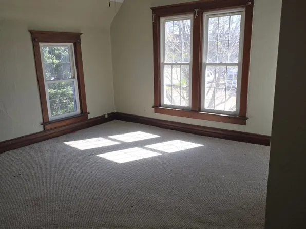 106 2nd Ave SW, Dyersville, IA 52040