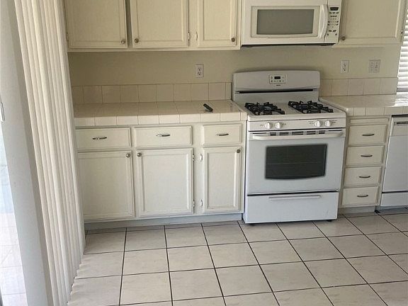 4th image of 620 Sunset Cliff Cir