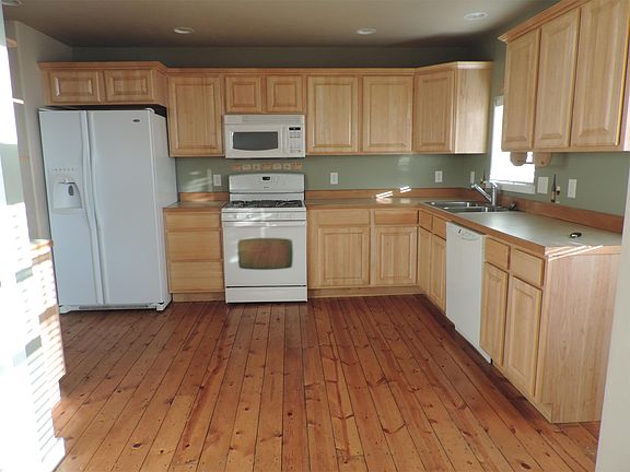3rd image of 395 Woodman Dr