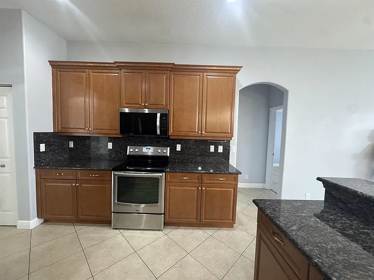 997 SW Hamberland Ave — Photo 9