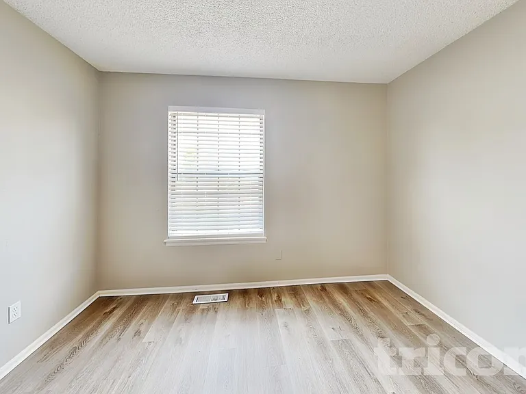 1164 Lewiston St — Photo 5