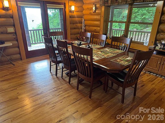 5th image of 686 Hyacinth Dr