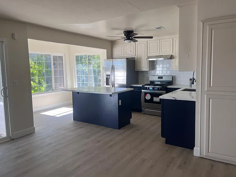 1030 N Lincoln St — Photo 3