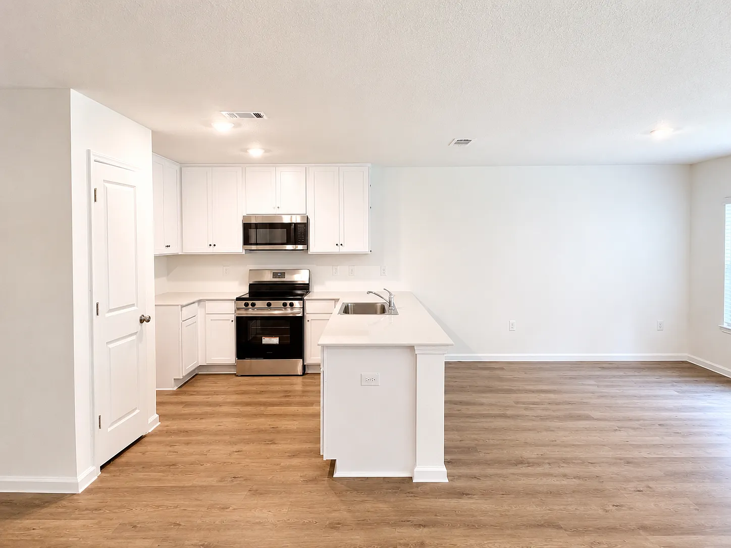 4 bed, 1810 sqft, $1,975 — Photo 2