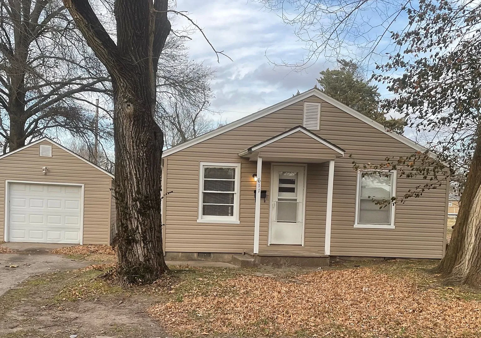Adorable 2 Bedroom/ 1 Bathroom House — Photo 1