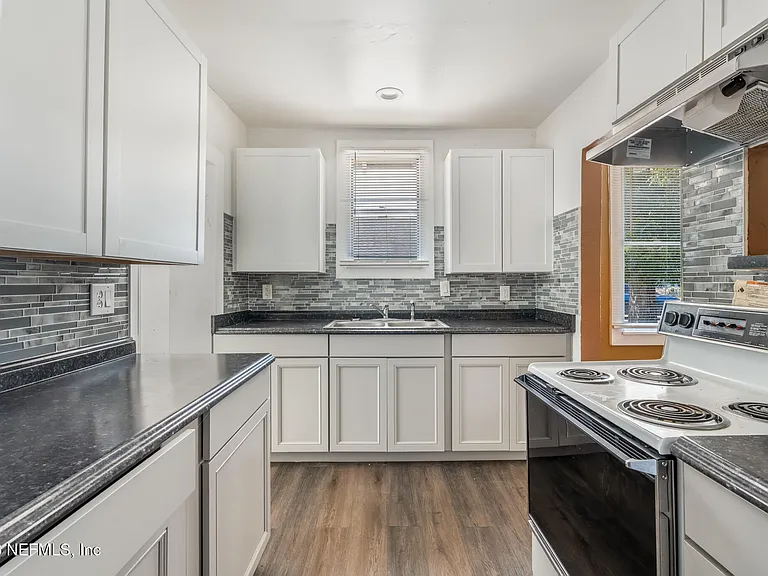 1018 W 23rd St — Photo 3