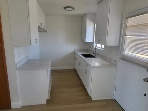 2401 Bartlett St, Oakland, CA 94601