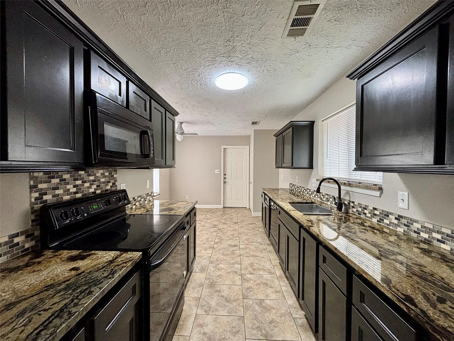 3 bed, 2.0 bath, 1612 sqft, $1,950 — Photo 4