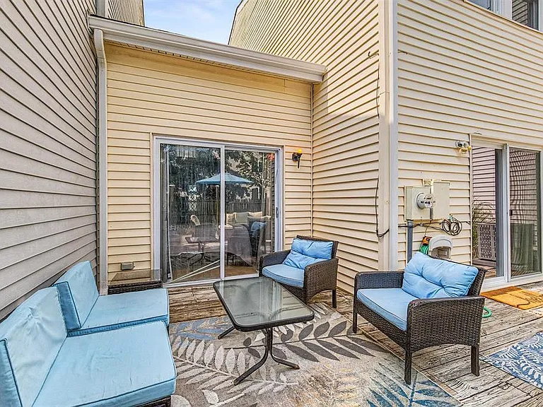 423 Berkshire Dr — Photo 23