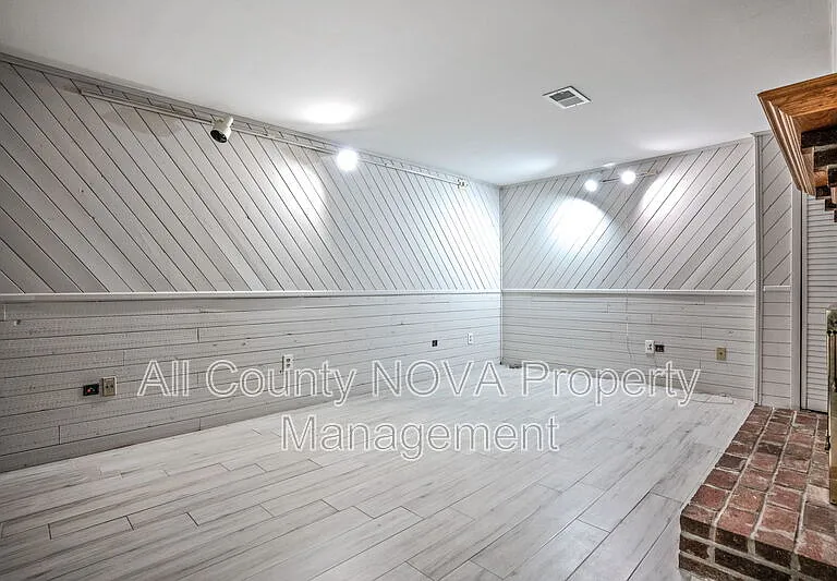 1203 Michigan Ct — Photo 28