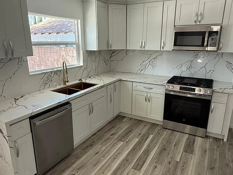 10214 Omelveny Ave — Photo 3