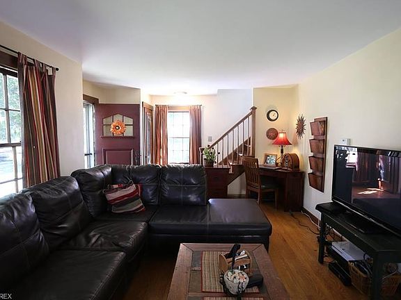 5th image of 2366 Wyandotte Ave
