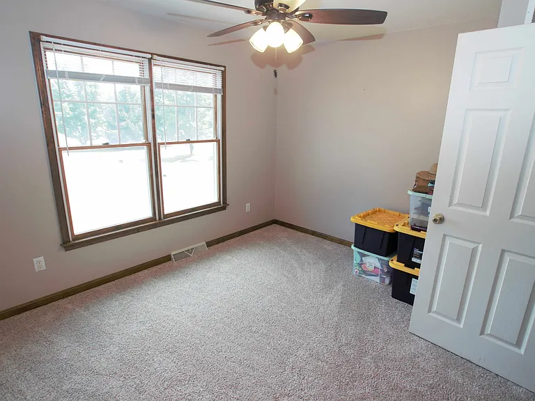 98 Thorndale Cir — Photo 28