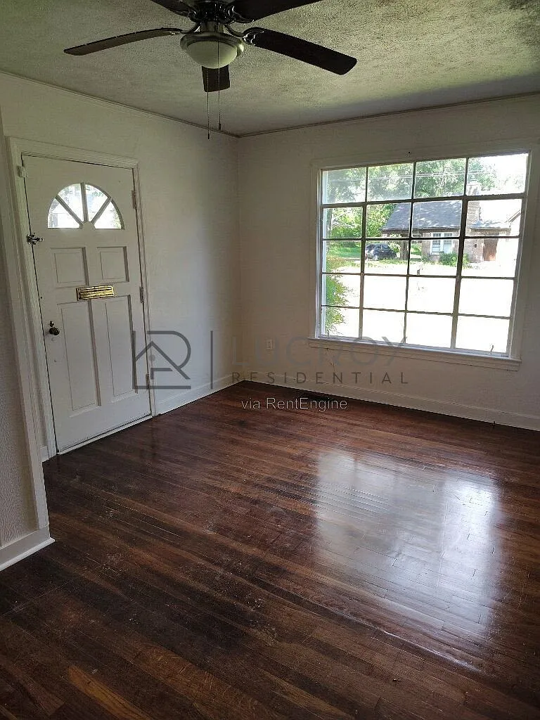 3 bed, 2.0 bath, 1560 sqft, $1,250 — Photo 2