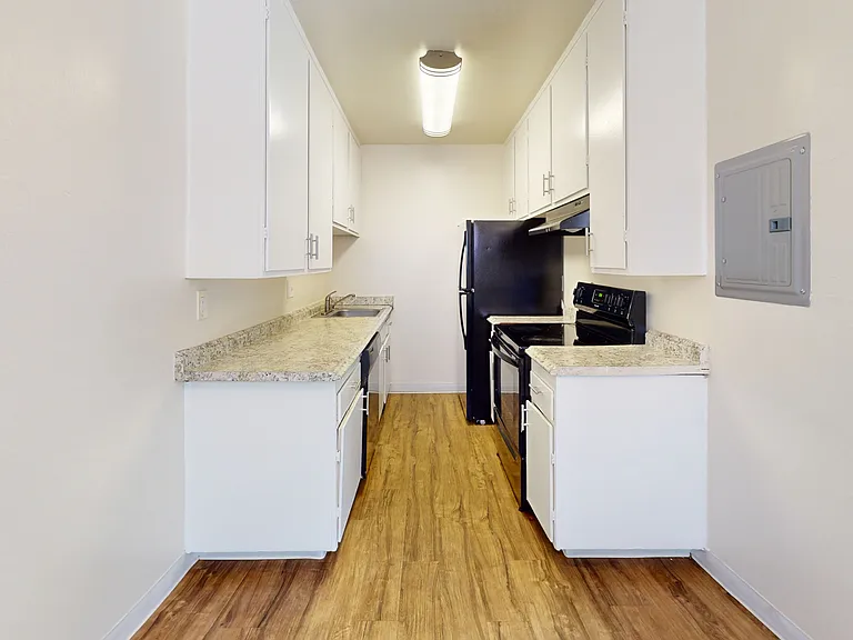 Bay Terrace — Photo 31
