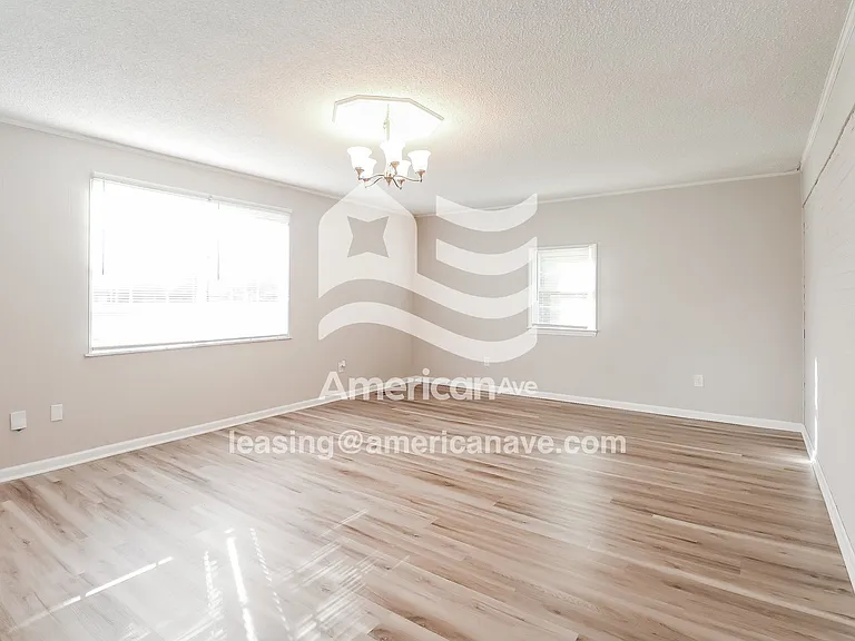 590698_002_living_room_3.jpg